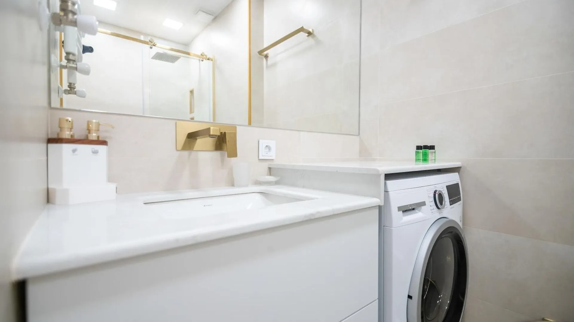 2 Apartment Combo With Full Amenities - By Wehost Batumi Gruzja